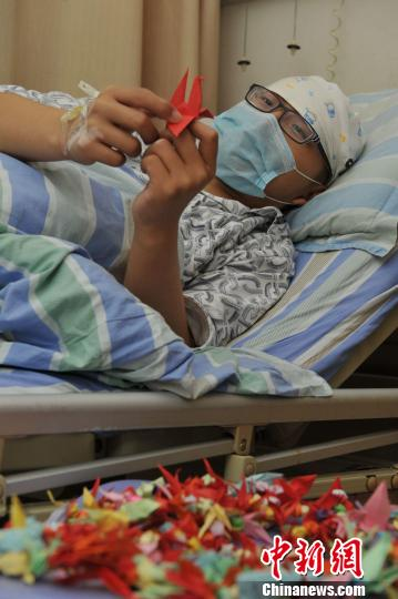 重慶“白血病男孩”為同學折千紙鶴 盼再上高考
