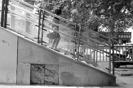 鄭州7座新天橋“集體犯病” 施工單位集體“治療”