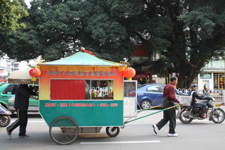 親兄弟千里載母徒步四千公里欲赴臺環島游