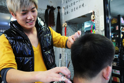 初春到 理發(fā)店人氣旺