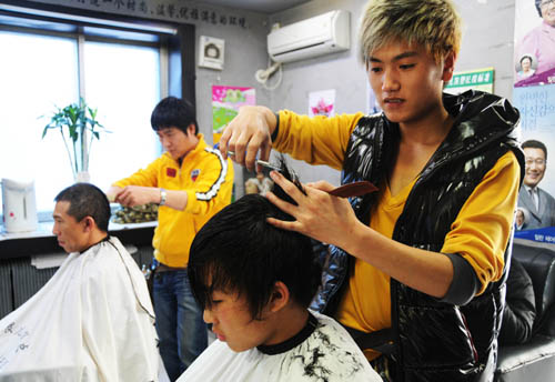 初春到 理發(fā)店人氣旺