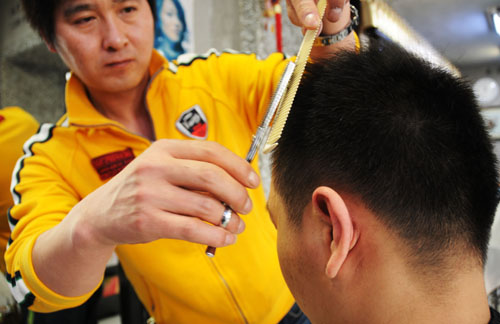 初春到 理發(fā)店人氣旺