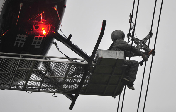 我國首次在超高壓輸電線路成功實施直升機帶電作業(yè)