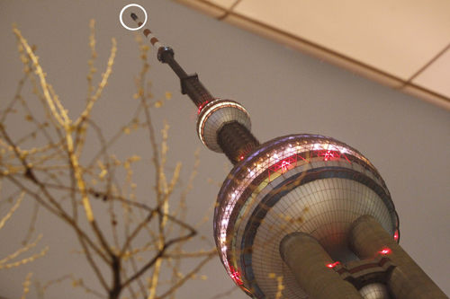 上海東方明珠塔頂發(fā)生火災(zāi) 疑遭雷擊(圖)