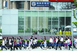 運行三年就改造? 北京地鐵5號線東單站通道改造“引”換乘長龍