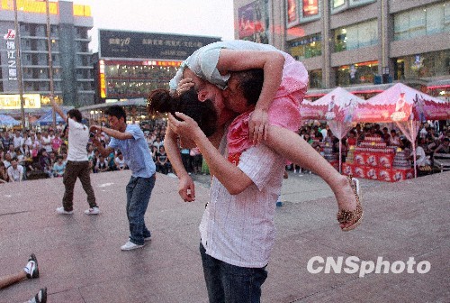 西安男女街頭創意接吻大挑戰