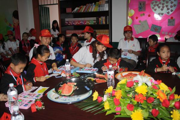 達(dá)州市把關(guān)愛送到農(nóng)民工子女心上(組圖）