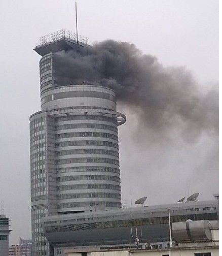 廣東省電臺頂樓突發大火 目前傷亡不明(組圖)