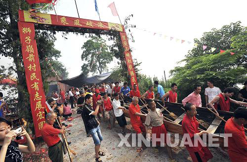 贛州龍舟下水迎端午