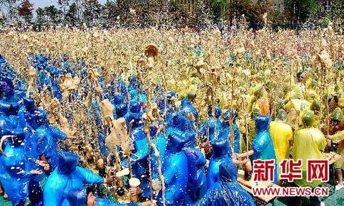 中國長春創造2175人沸騰可樂噴泉世界紀錄