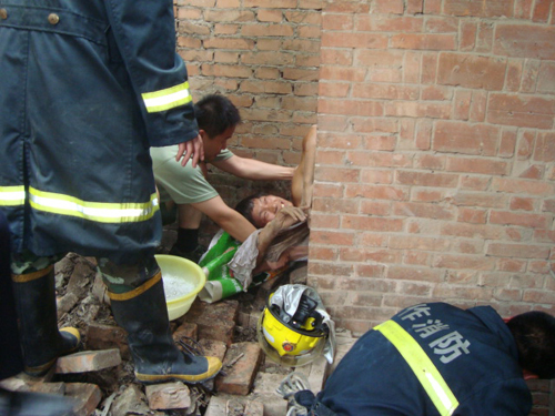 焦作一少年取不慎墜落物品 被卡兩墻之間（圖）
