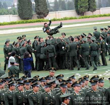 公安消防部隊舉行畢業閱兵表演