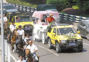 駿馬開道 這個迎親隊好拉風