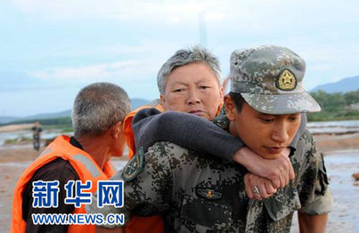 解放軍和武警部隊出動兵力33萬人次全力抗洪