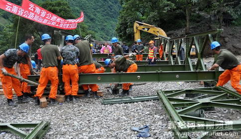 云南貢山泥石流災(zāi)害現(xiàn)場(chǎng)公路交通再次中斷