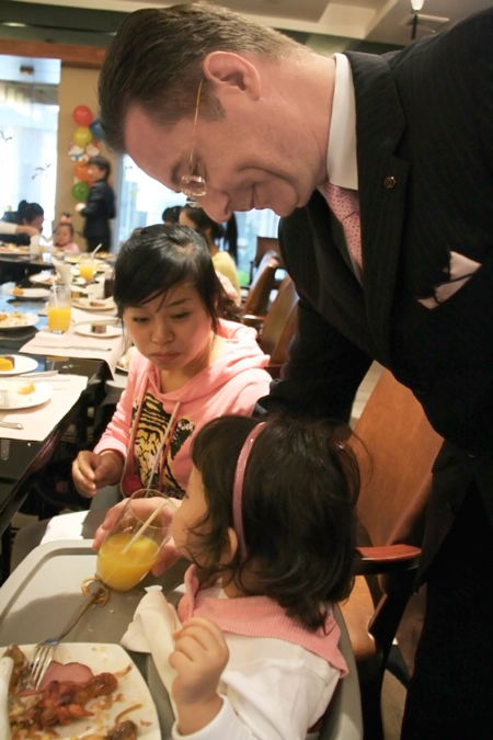 福利院兒童做客哈爾濱萬達索菲特大酒店