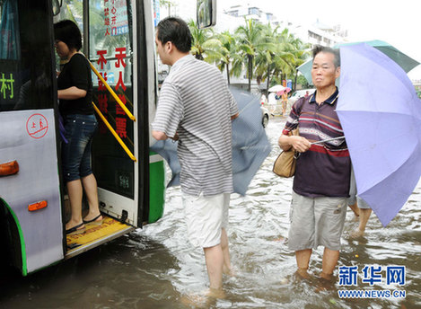 海口：持續(xù)降雨造成嚴(yán)重內(nèi)澇(圖)
