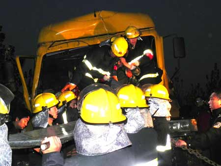 焦作兩車相撞天然氣泄漏 消防奮戰4小時化險