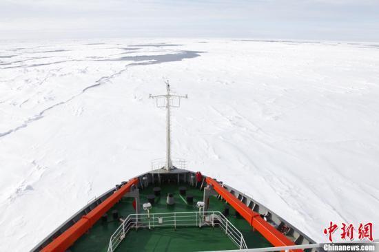 南極科考船“雪龍”號穿過密集浮冰區(qū)進入南極圈