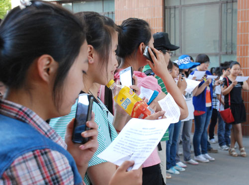 石大百名學(xué)子獻(xiàn)歌母親節(jié) 祝媽媽節(jié)日快樂(lè)