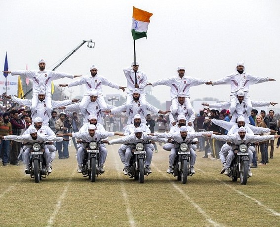 印度鄉村運動會牛人大秀“絕技”