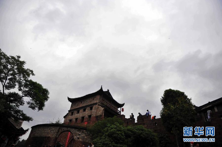 鳳凰古城將啟“收費(fèi)模式” 游客搶抓“免費(fèi)尾巴”