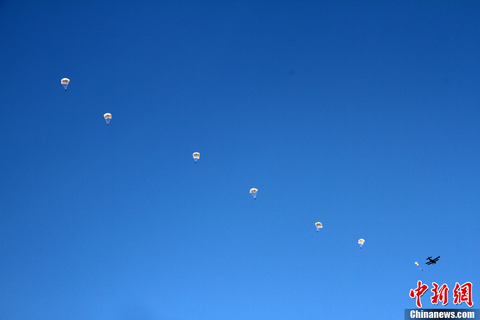 中國(guó)空軍新一批殲擊機(jī)飛行學(xué)員完成首次空中跳傘