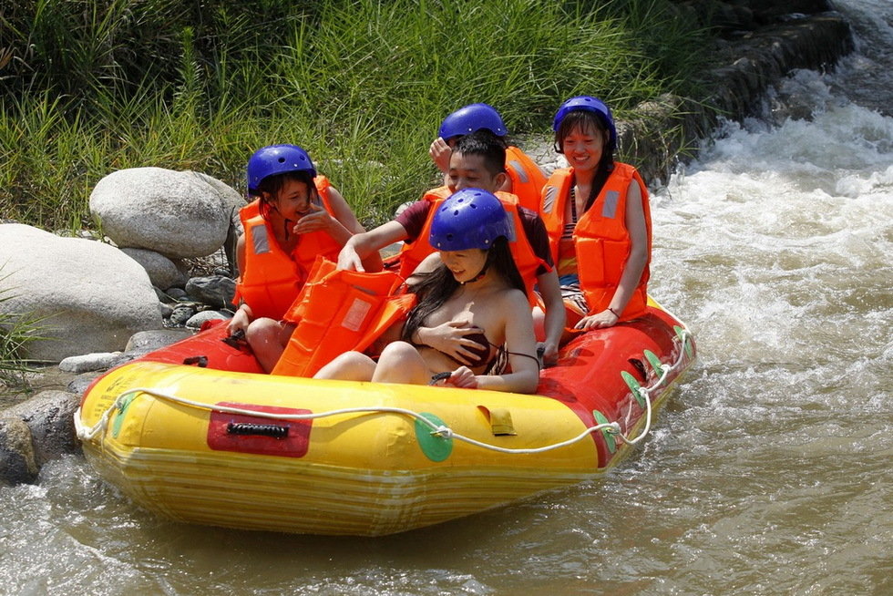 組圖：美女著比基尼漂流水急胸前走光