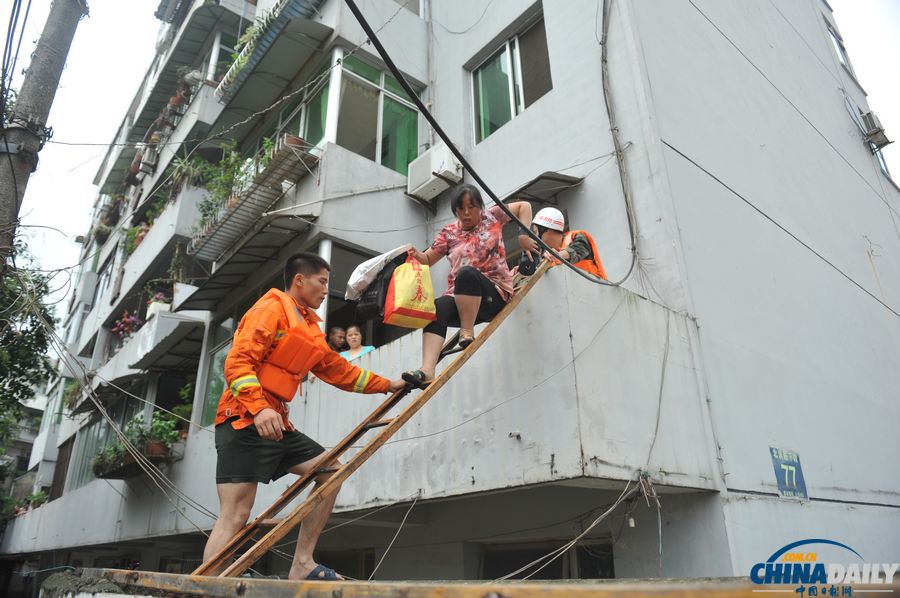沱江洪峰過境成都金堂