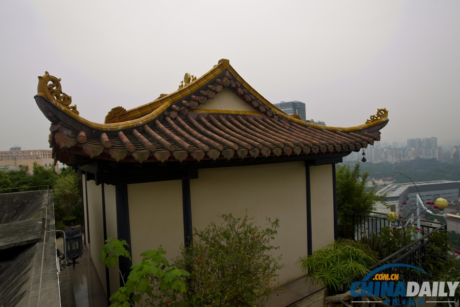 深圳現最牛違建：住宅樓頂疑似有座“廟”