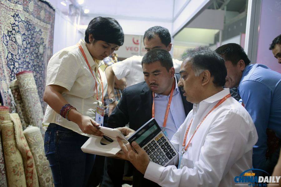 市民進入亞歐博覽會展館參觀