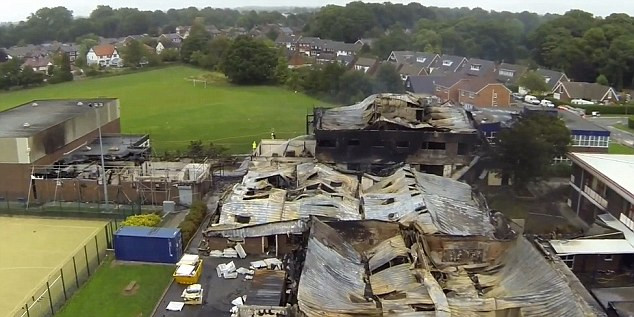 英5名學生疑開學前放火燒毀學校