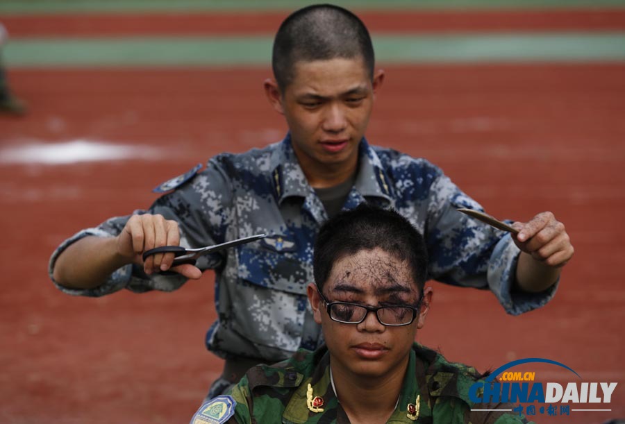 浙江杭州：男生發長不合格 教官執剪剃平頭