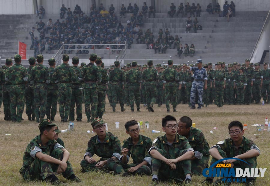 浙江杭州：男生發長不合格 教官執剪剃平頭