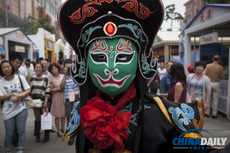 世界旅游城市聯(lián)合會會員城市北京巡展 異國風(fēng)情涌動王府井