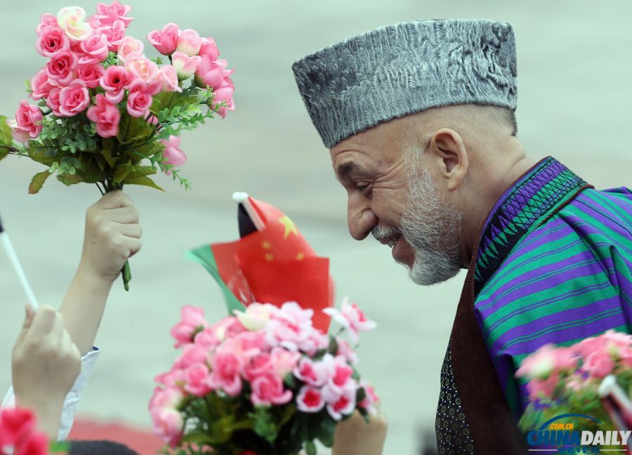 習(xí)近平歡迎阿富汗總統(tǒng)卡爾扎伊訪華