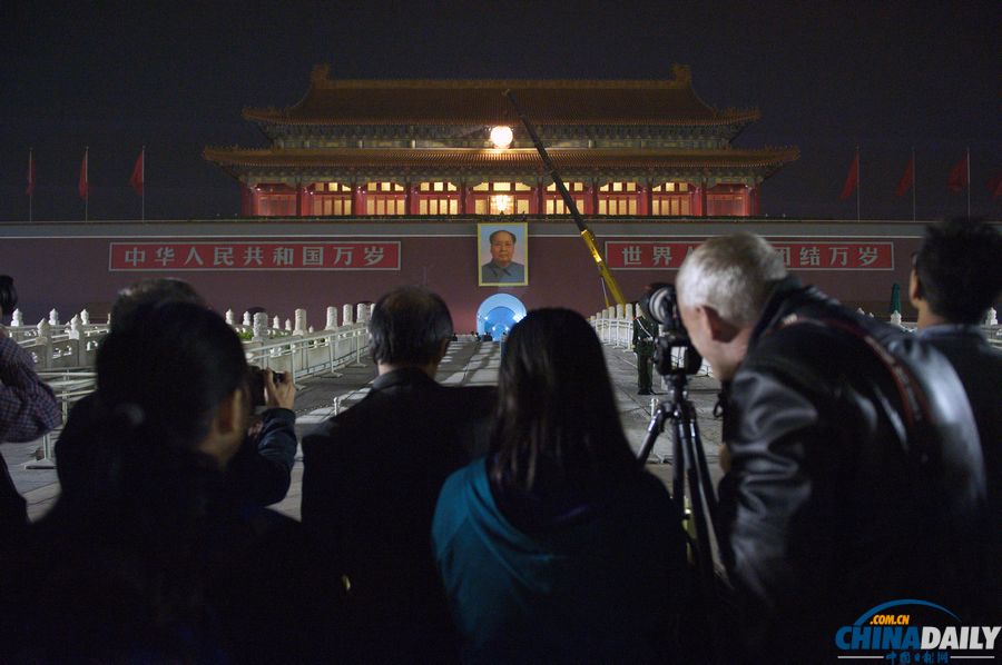 北京：迎國慶天安門城樓更換新毛主席像