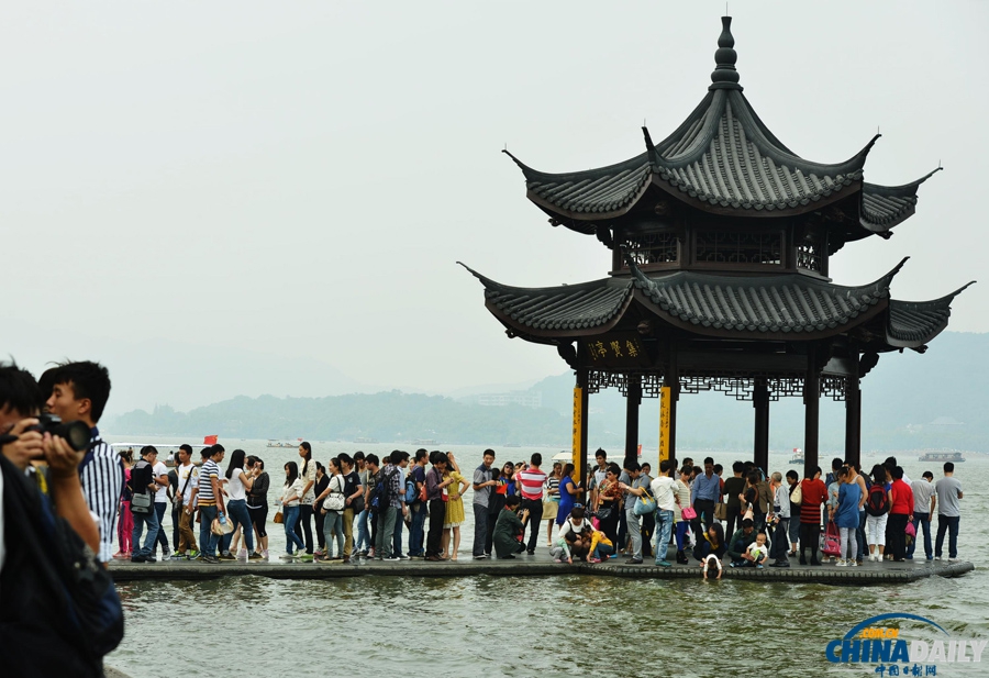 杭州西湖景區(qū)游客“井噴” 人氣爆棚