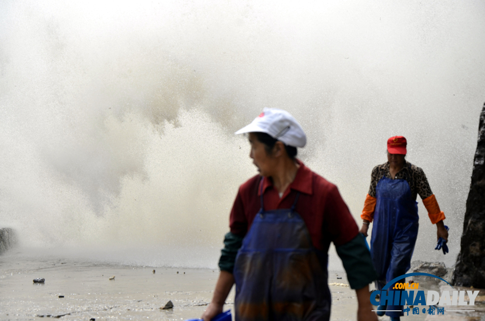 受強臺風“丹娜絲”影響 浙江沿海再掀巨浪