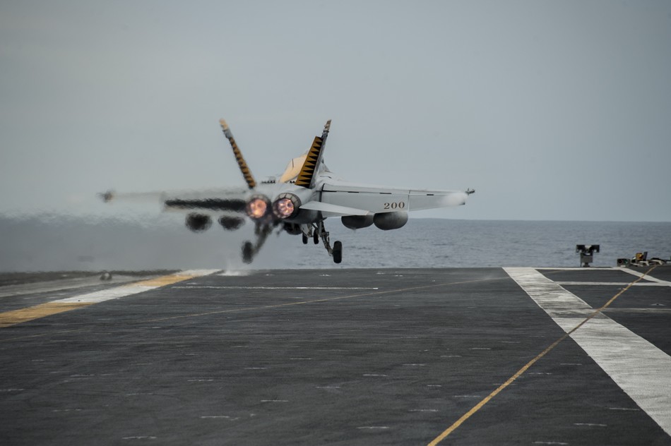 美海軍航母編隊(duì)在中國(guó)南海訓(xùn)練演習(xí)