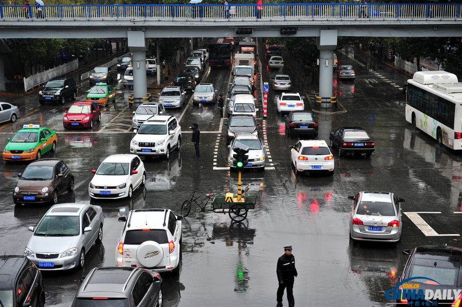 紅綠燈“坐”三輪車街頭執勤
