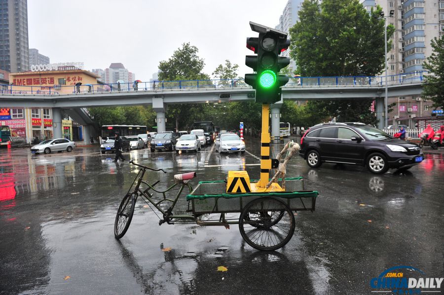 紅綠燈“坐”三輪車街頭執(zhí)勤