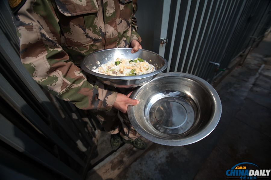 “戰友”的特殊告別：人犬分別的感人瞬間