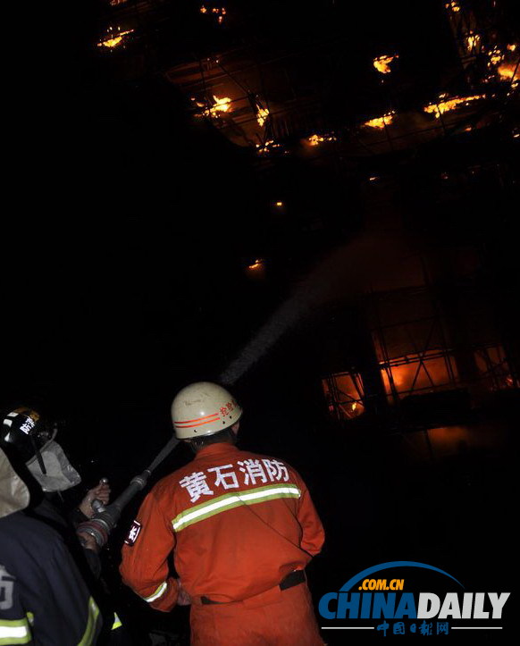 湖北大冶一在建38米高井塔突發大火