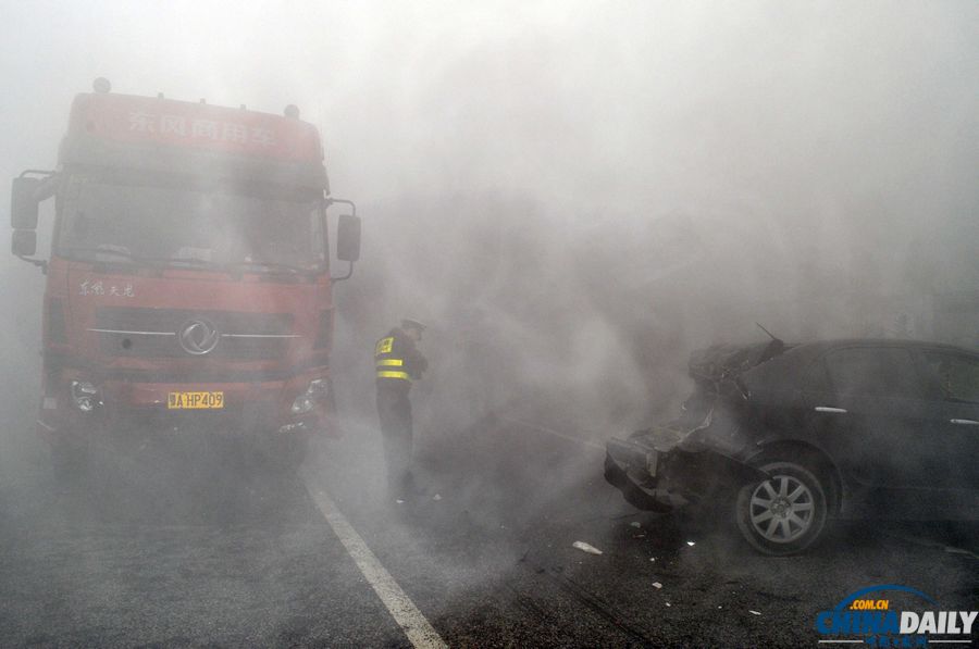 滬昆高速貴州境內12車連環相撞 多人死傷