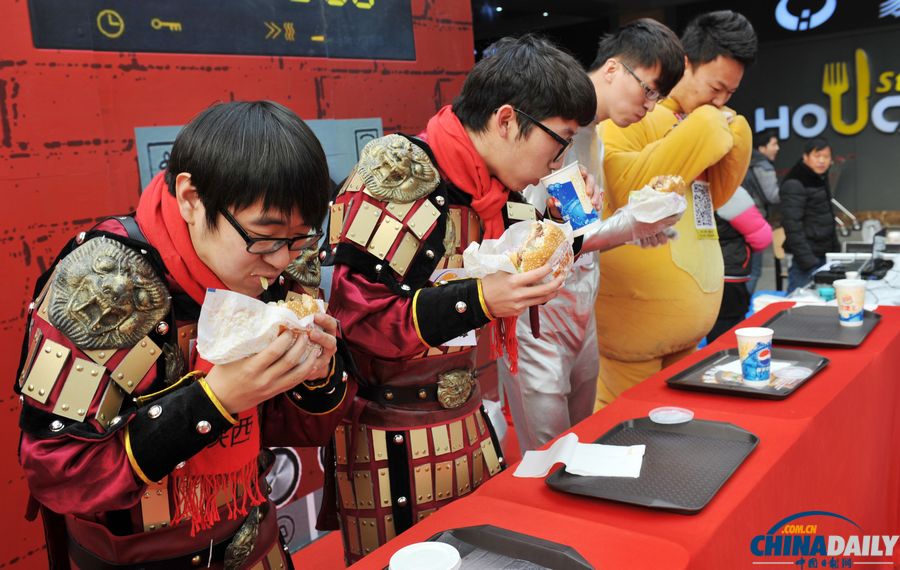 西安市民比賽吃漢堡