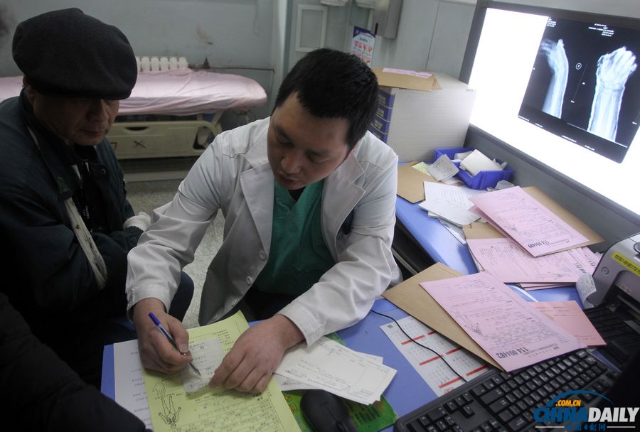 北京初雪路滑多人摔傷 就診骨科醫(yī)院道路擁堵