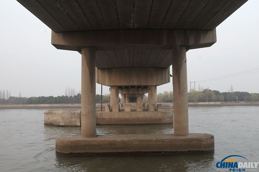 上海一大橋遭大型貨船撞擊 橋墩開(kāi)裂或坍塌