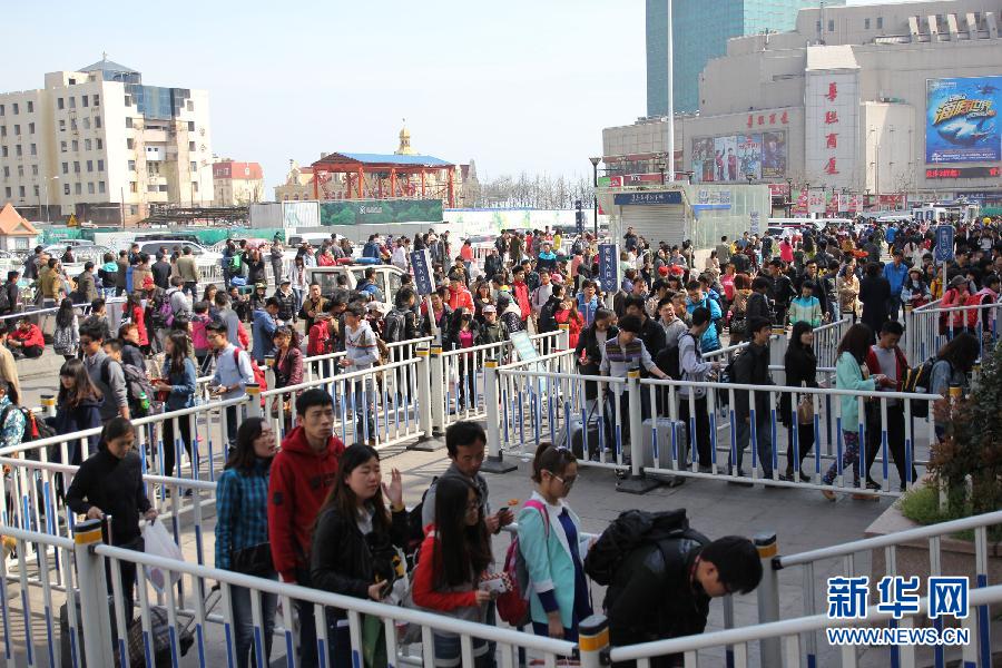 各地迎來清明小長假返程客流高峰