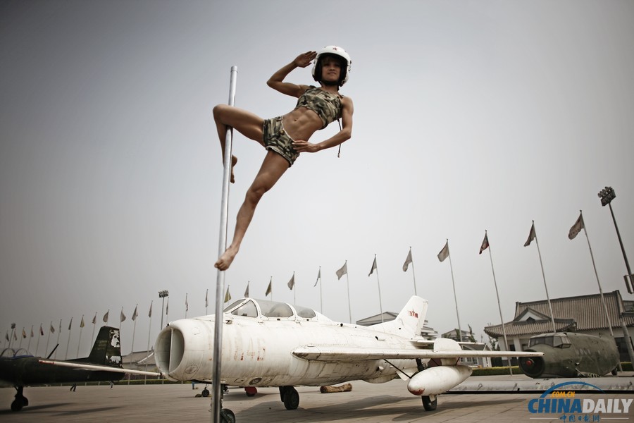 “鋼管舞國家隊”獻藝天津首屆輕型飛機嘉年華